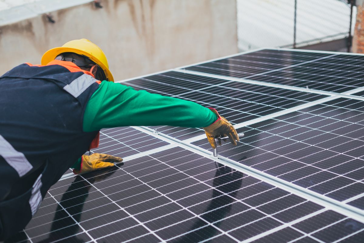 Profesionalna ugradnja solarnih panela na krovu — montažni tim u Srbiji